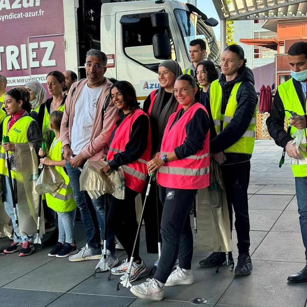 Bénévoles de Bezons Humanity en gilets, pinces et sacs à la main, lors d'une opération de ramassage des déchets avec le Syndicat Azur