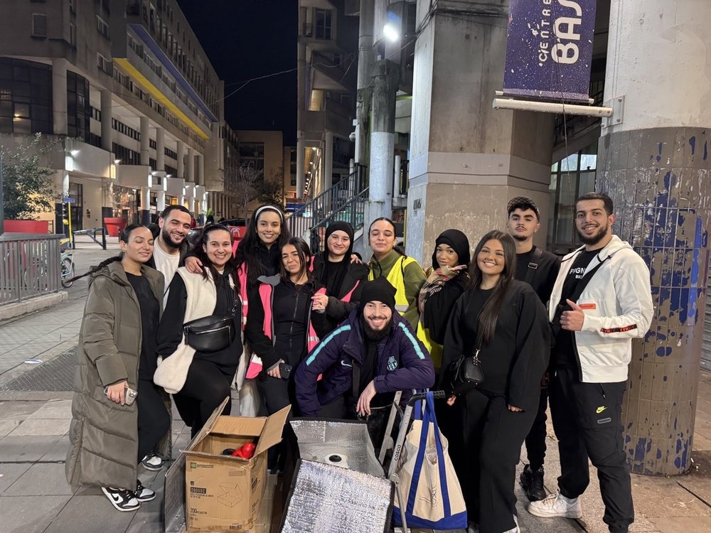 L'équipe de bénévoles de Bezons Humanity réunie dans la rue, le soir, autour du chariot et des cartons préparés pour la maraude